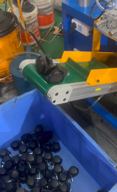 全自动家具轮组装，办公椅轮组装。大班椅轮组装。万向轮组装。塑料脚轮组装